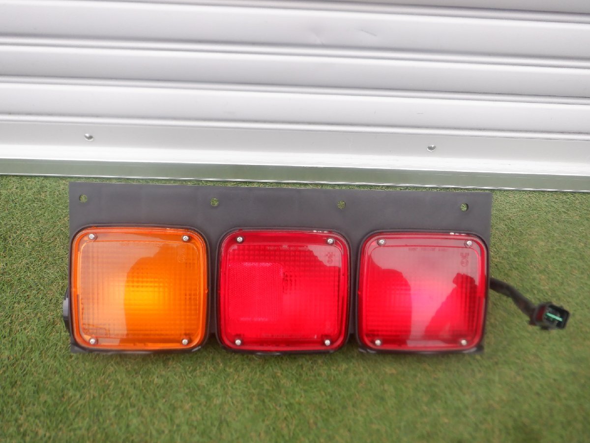 新車外し 純正 日野 プロフィア レンジャー いすゞ ギガ 大型 3連 テールランプ テールライト 24V 220-11951 左側 助手席 m-25-4-413拍卖