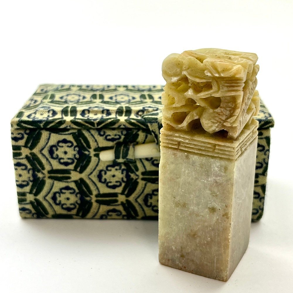 A) 中国 美術品 古印材 石製 大型 印材/印鑑 重量約100.4g 経年保管品 外箱付属 書道 篆刻 コレクション ヴィンテージ ⑧拍卖