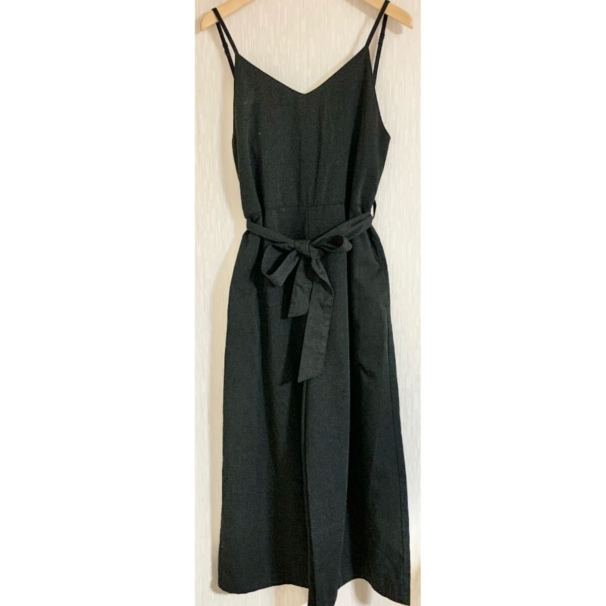 リボンキャミサロペット 無地ブラックオールインワン 黒ワイドパンツ オーバーオール Vネック フリーサイズ 調節可能拍卖