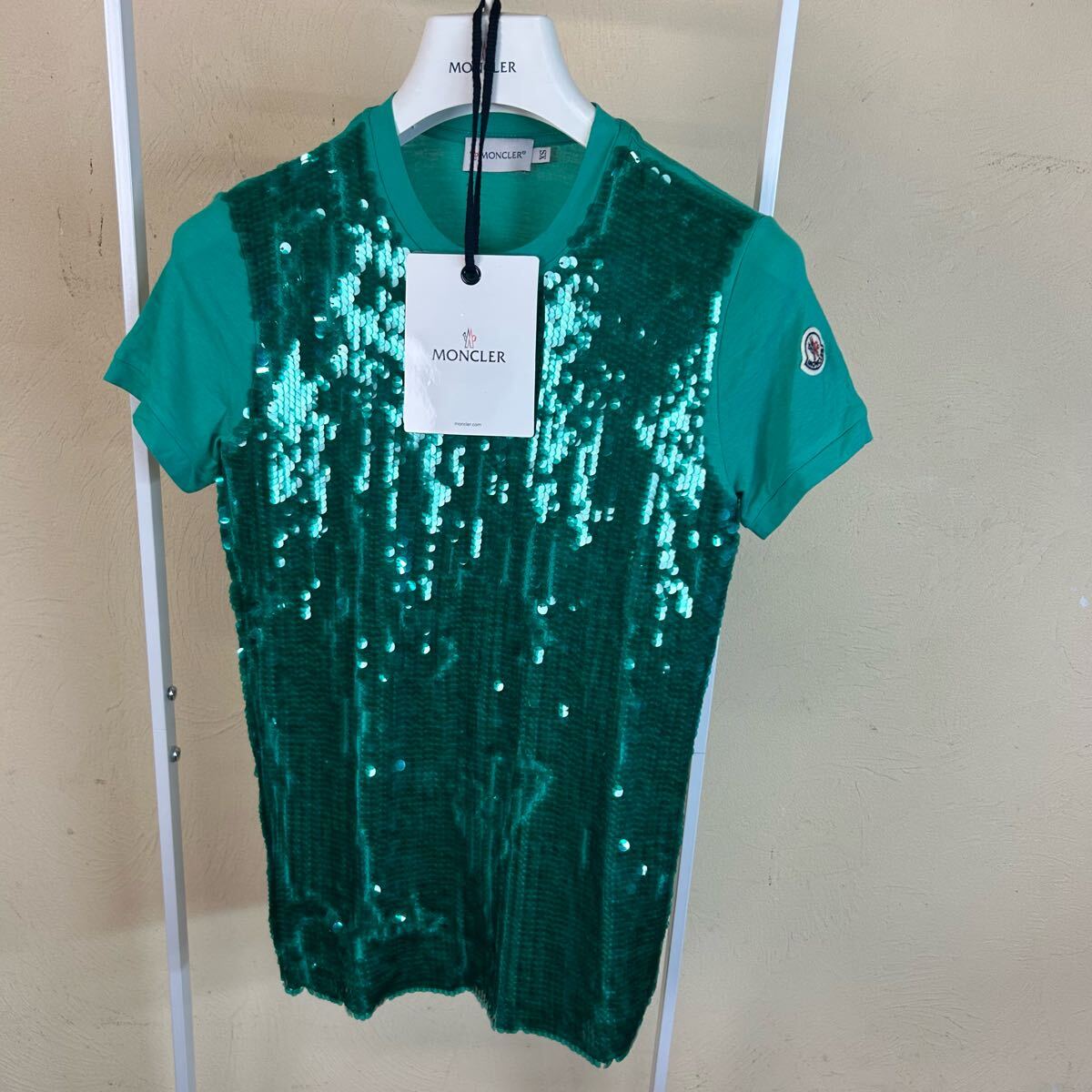 【新品タグ付き】MONCLERモンクレールスパンコール半袖TシャツXS拍卖