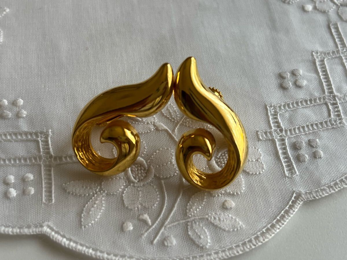 ヴィンテージ ** ゴールドトーンの美しいイヤリング vintage earrings USA拍卖