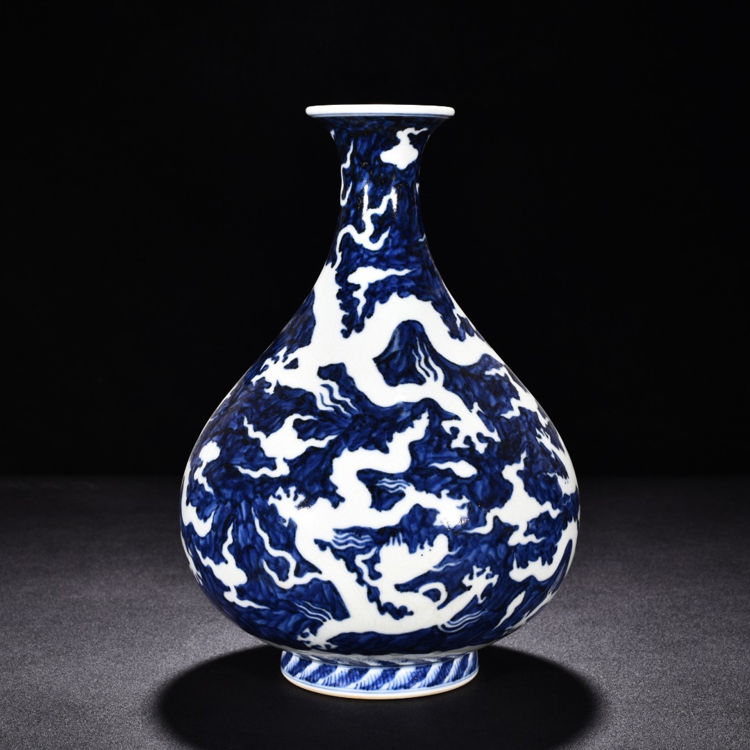 TA133■中国古玩 唐物 大明宣徳 青花藍地留白 刻龍紋玉壺春瓶 時代物 極上品■拍卖