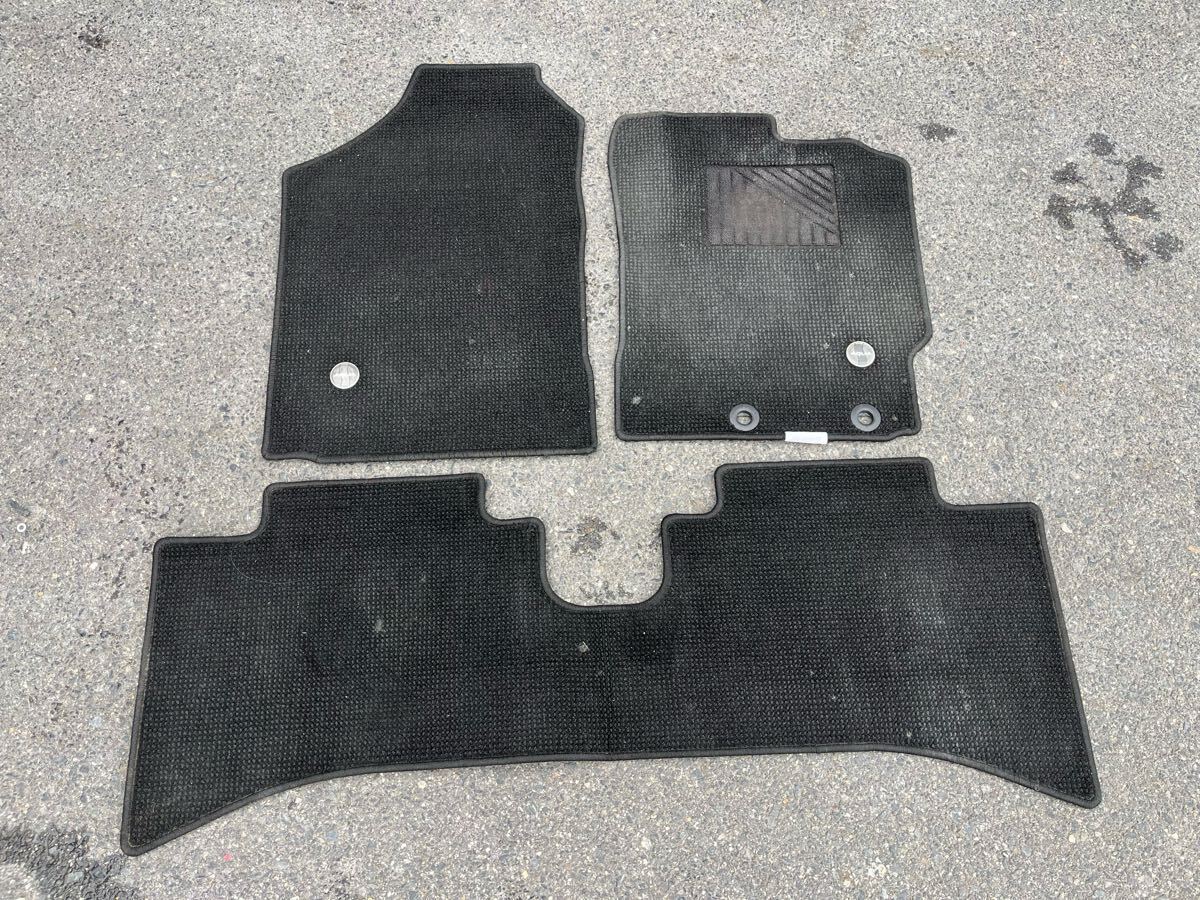 085【トヨタ:アクア】 NHP10 フロアマット一式 ※佐川急便着払い発送拍卖