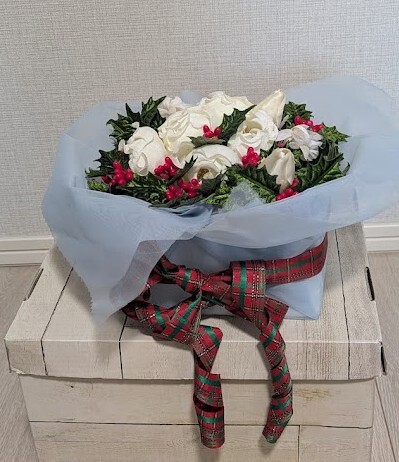 中古 手作り クリスマス フラワーアレンジメント ヒイラギ 白バラ 花飾り 置物拍卖