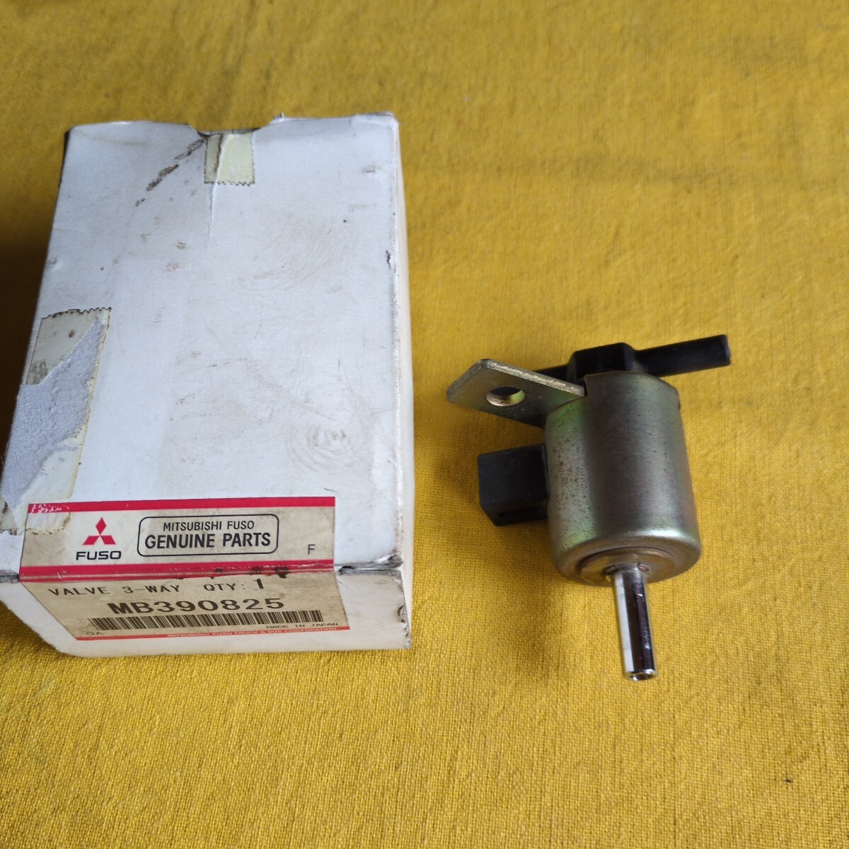 三菱ふそう、、キャンター。GENUINE PARTS,VALVE 3ーWAY QTY 1 MB390825 未使用保管品。拍卖