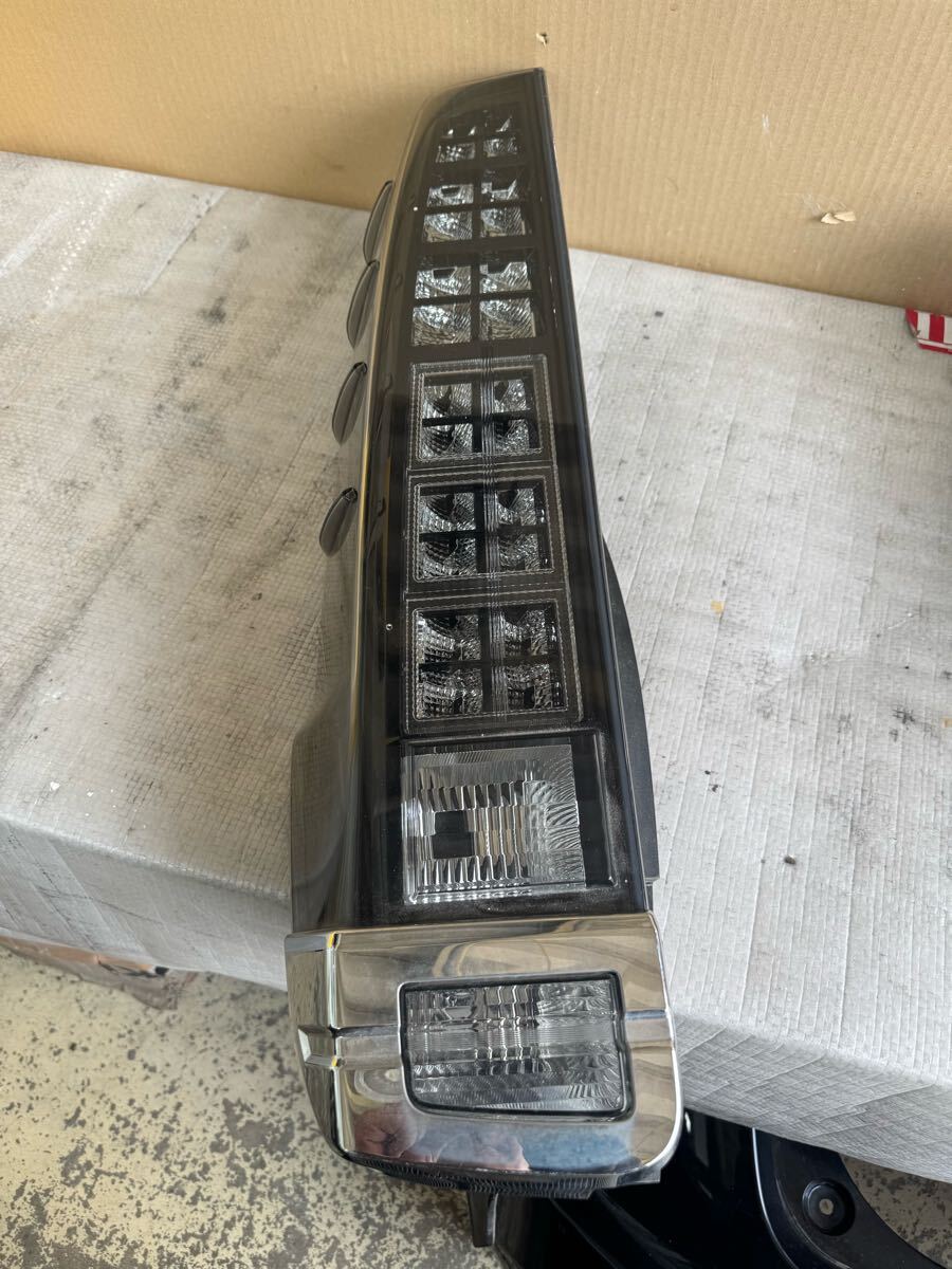 ヴォクシー DBA-ZRR80W 左 テールランプ ライト拍卖