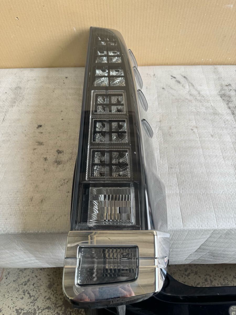 ヴォクシー DBA-ZRR80W 右 テールランプ ライト拍卖