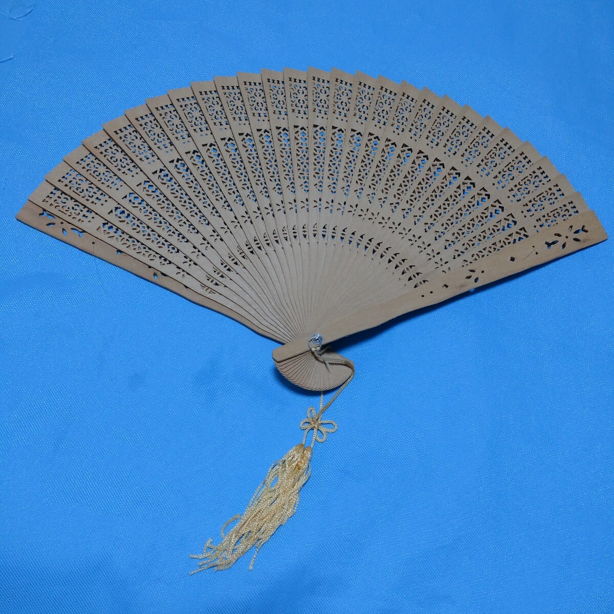 即決!木製 透かし彫り 扇子房付き少しほつれています せんすセンス 白檀扇?汚れアリ拍卖