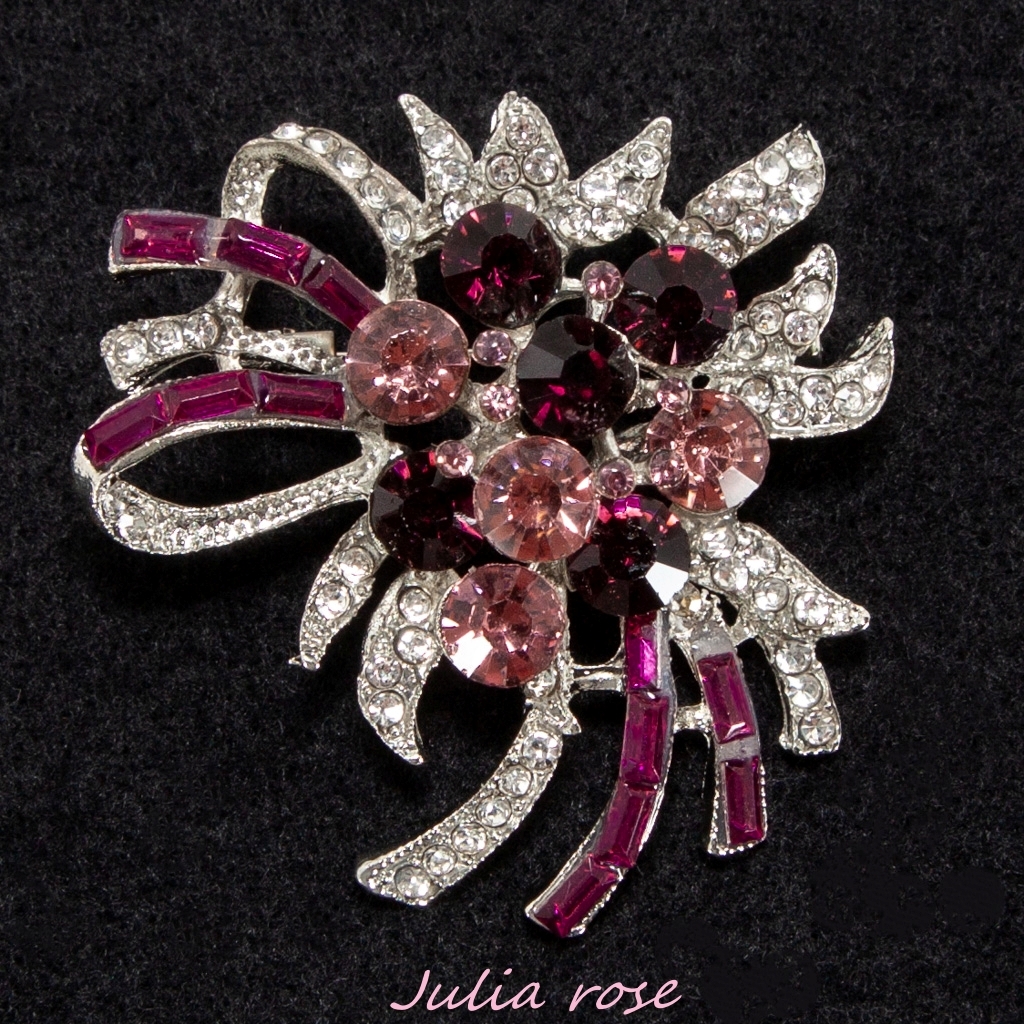 華やかな花束とリボンブーケのブローチ 紫カラーの花々 フラワーとリボンブローチ 襟元等 ラインストーン 新品 拍卖