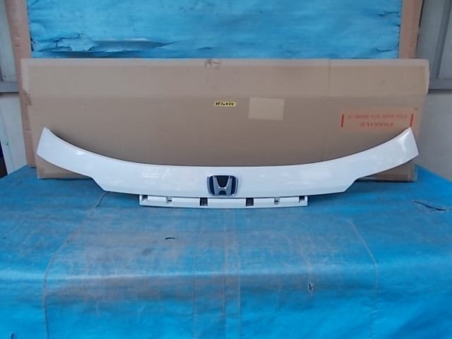 美品 オデッセイ e:HEV RC5 後期 リアガーニッシュ 上部 №ZKE50439拍卖