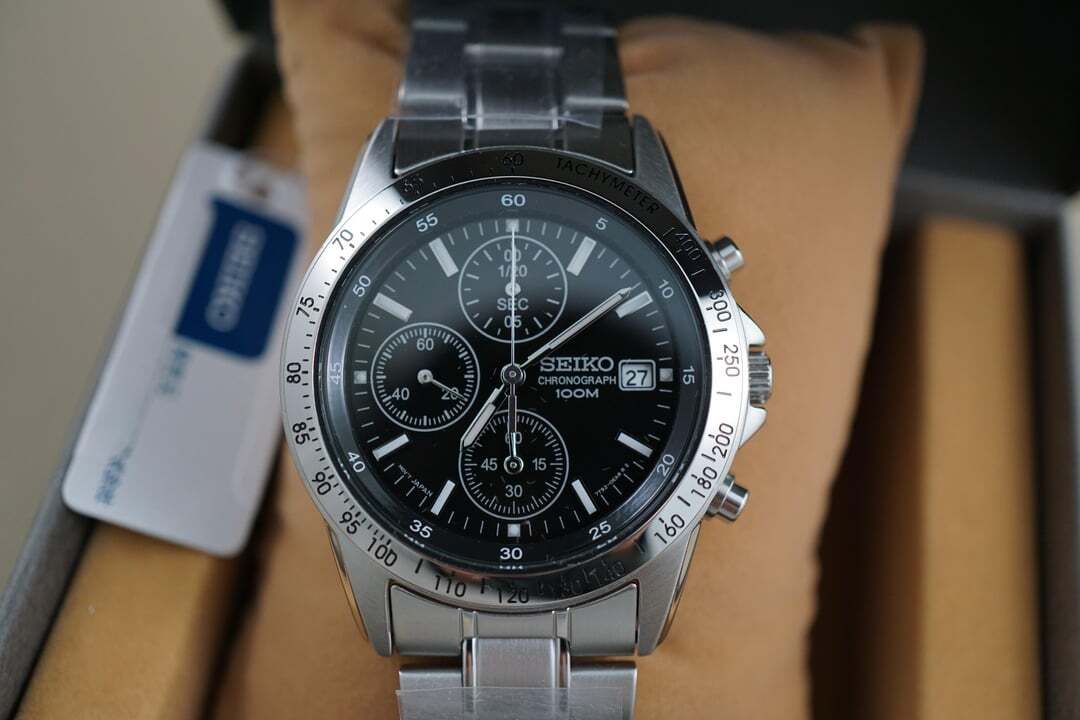 新品 未使用!【送料無料】腕時計 人気! SEIKO(セイコー) メンズ クロノグラフ シンプル オシャレ 激安 クオーツ シルバー 防水 ブラック拍卖