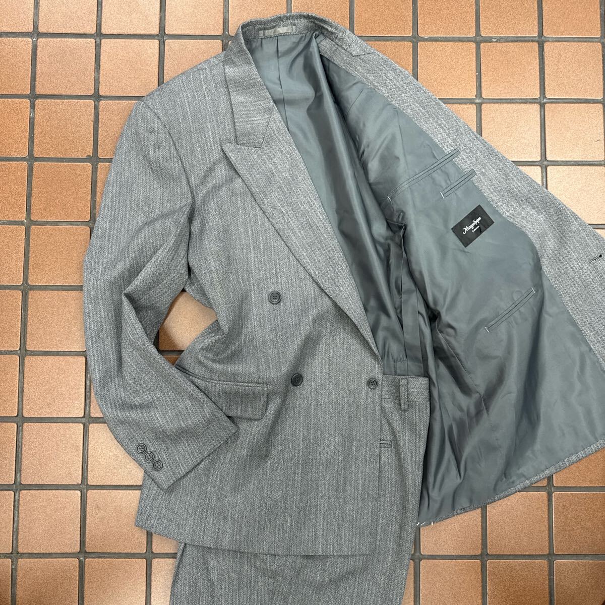 新品☆未使用【サイズA6 L☆上品な艶感】4Bダブルスーツ メンズ グレー系 総裏 サイドベンツ 2タック セットアップ ウール90% 希少スーツ拍卖