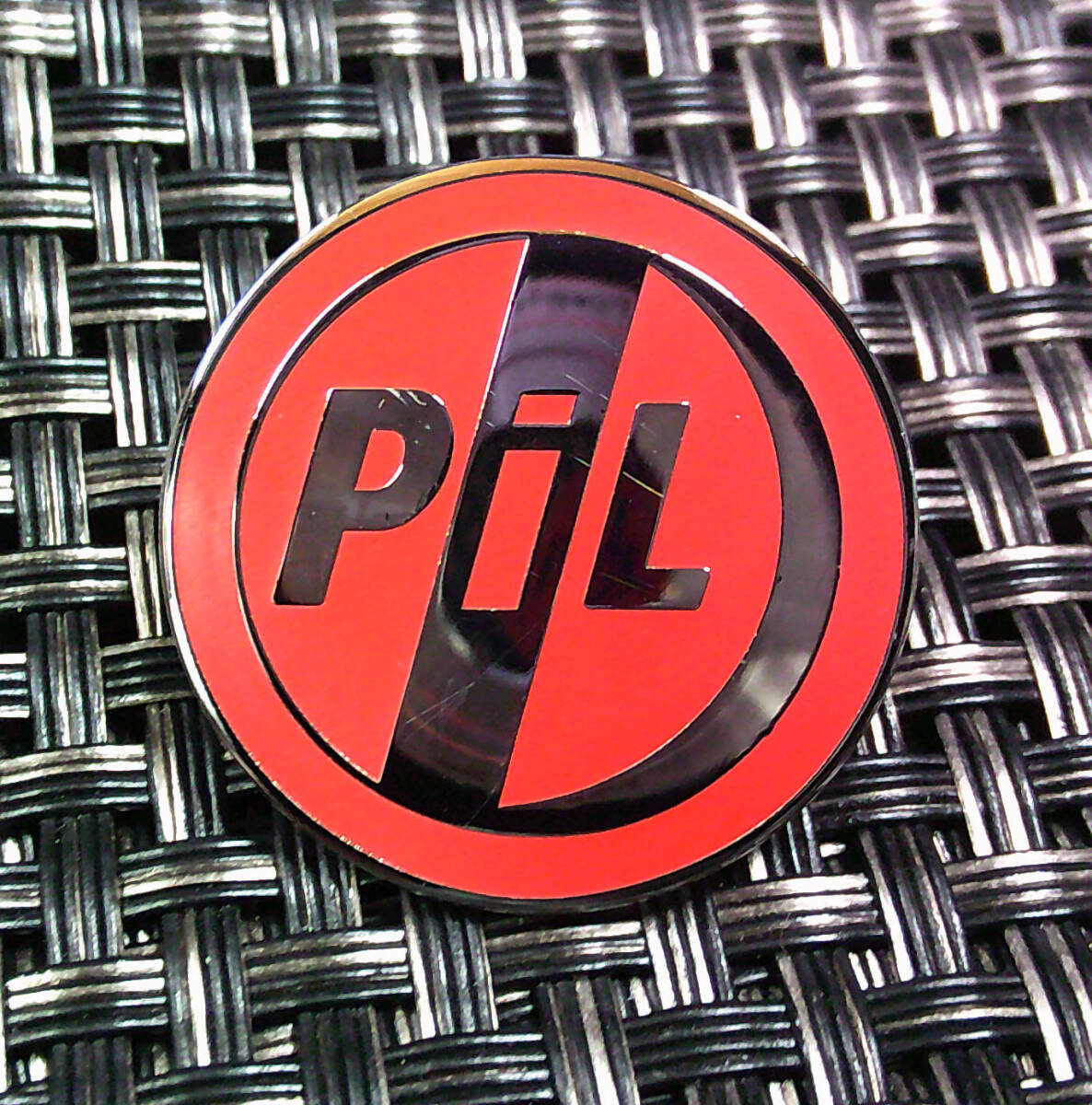 《桃赤銀円PIL》音魂《赤銀円PIL》新品『PiL パブリック・イメージ・リミテッド 』■イギリス■金属ピンバッジ バッチ■ロックバンド音楽拍卖
