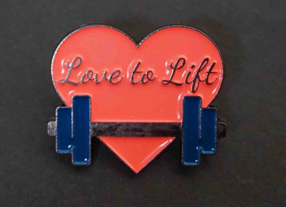 《重量挙US桃心》■■新品  バーベル ハート『 Love to lift 』アーティスト■ピンバッジ バッチ■おしゃれ ファッション拍卖