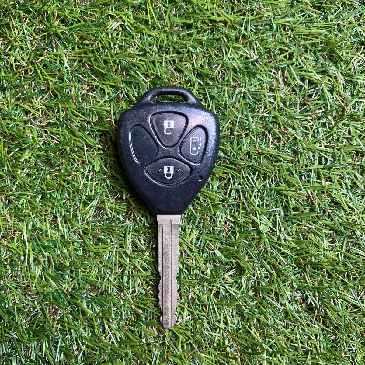 送料無料 トヨタ 純正 キーレス リモコン 鍵 3ボタン 26030 動作確認済 赤ランプ クリック感有 ポルテ ハイエース等 □2851拍卖