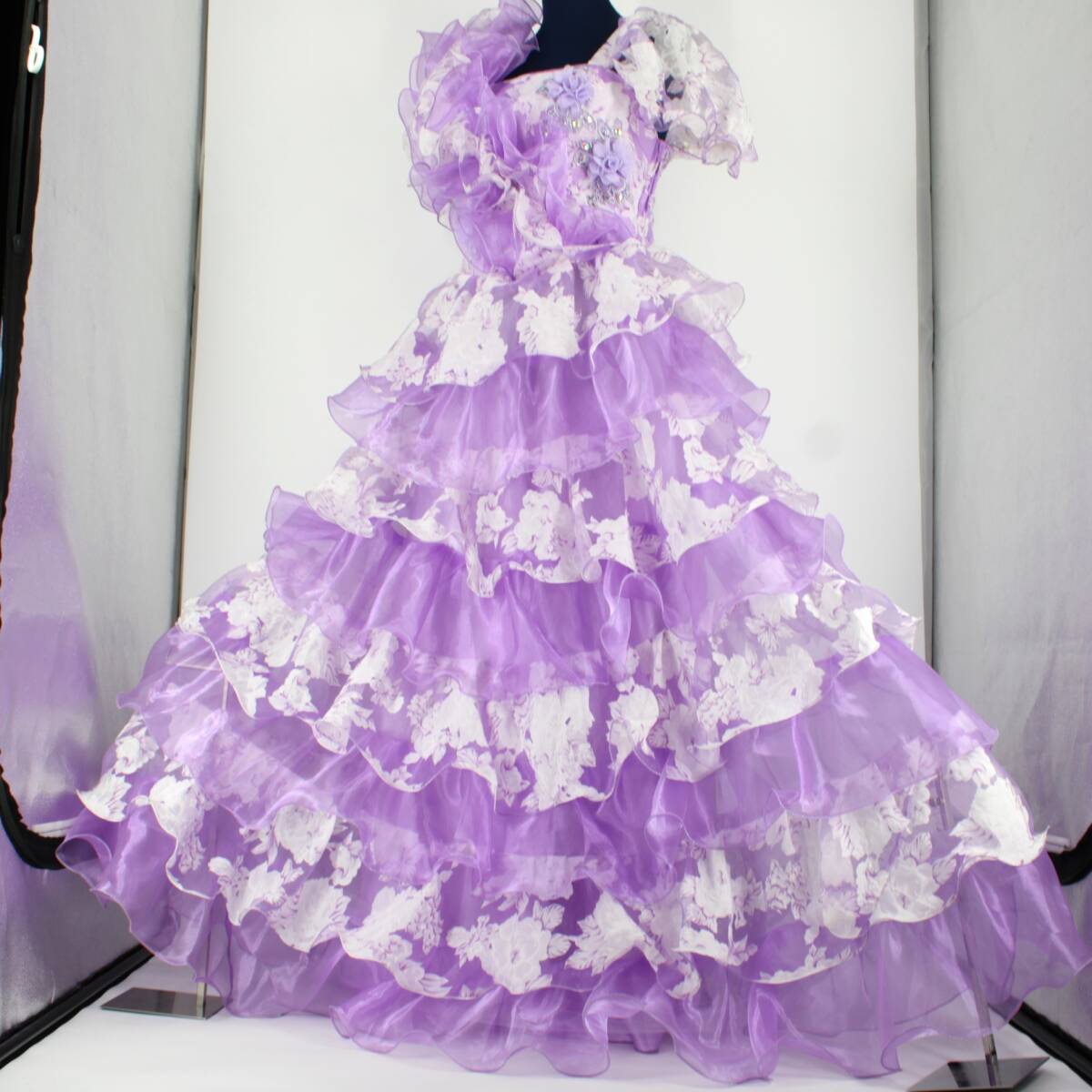 『送料無料』【美品 社交ダンス衣装】ワンピース ドレス フリーサイズ 紫 白 パープル ホワイト 花柄 花飾り フリル ゴージャス 派手 上品拍卖