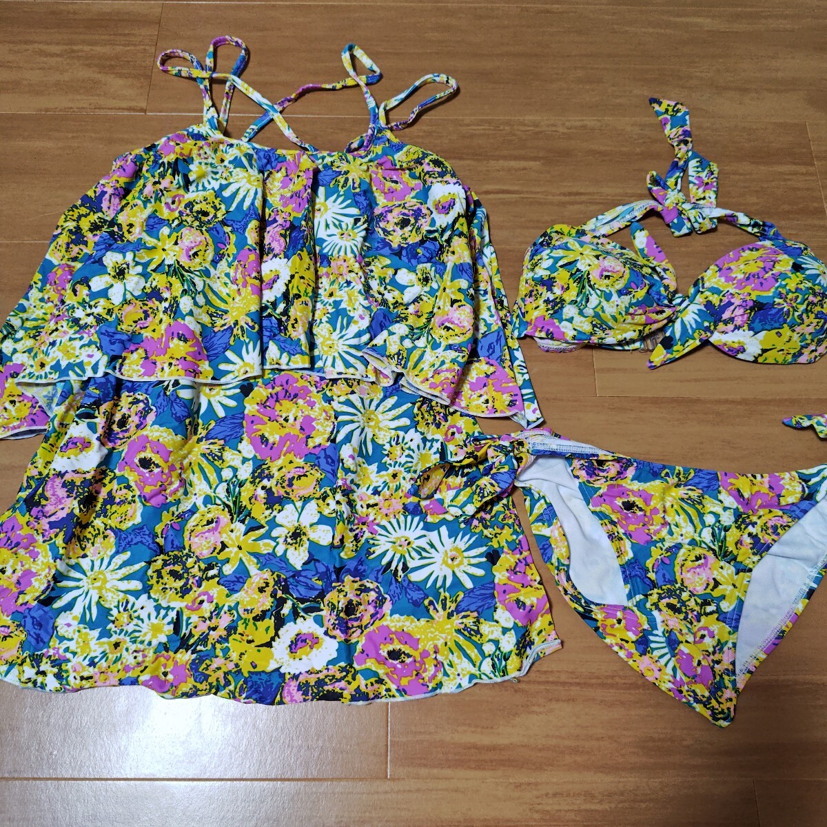 水着  ワンピース 花柄 3点セット 新品未使用 セパレート レディース 可愛い フェミニン 黄色 青 紫 白 体型カバー拍卖