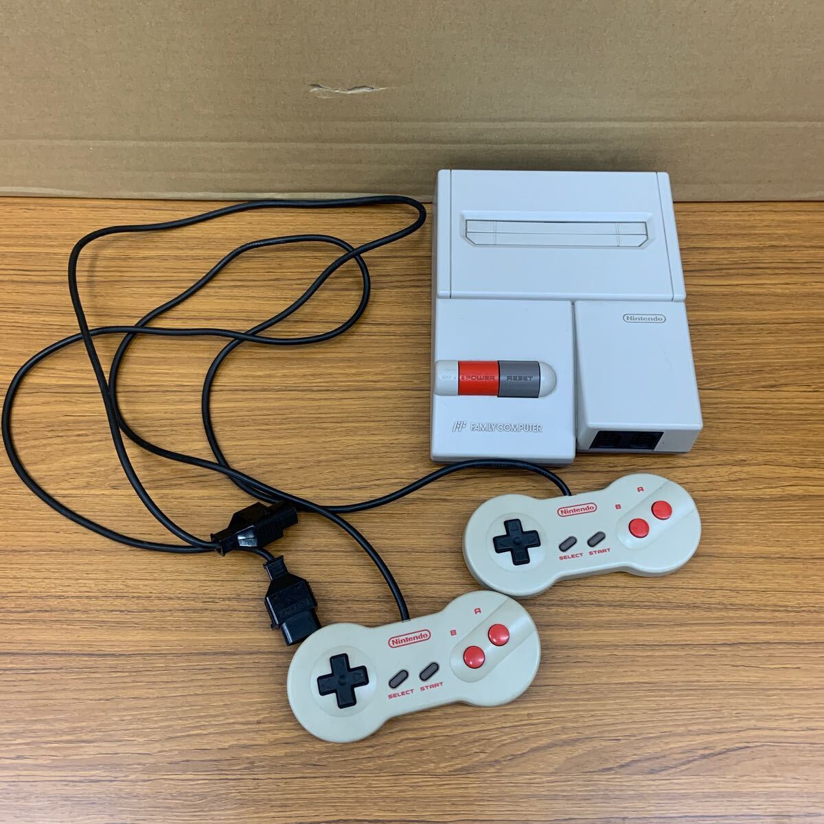 ニューファミコン本体 コントローラー2個 動作確認済 ケーブル類無し拍卖