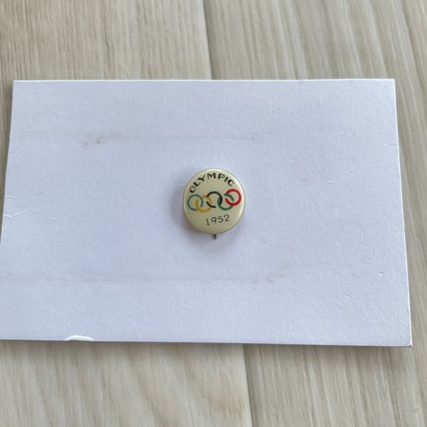 希少 美品 1952年 ヘルシンキ オリンピック 記念ピンバッジ フィンランド ノベルティ 小型ボタンバッジ 直径約1.5cm 五輪拍卖