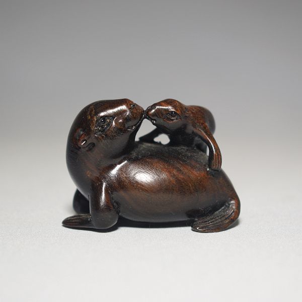 鉄木 根付 アシカの親子 動物 木彫品 木製 彫刻品 現品お渡し na07-g2-5拍卖