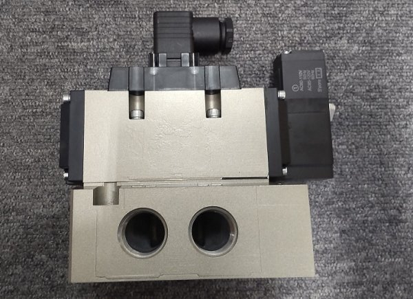 【新品】SMC製品 メタルシール/5ポート・パイロット形ソレノイドバルブ 【品番】VFS5110-1DZC-06拍卖