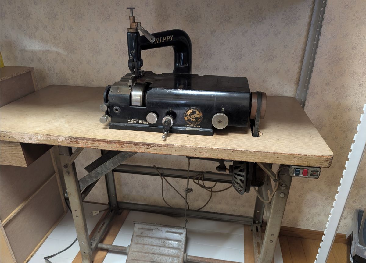 114 ニッピ革漉き機 100V 未使用替え刃 ゴムビア樽 抑え各種 その他 色々 引取希望!拍卖