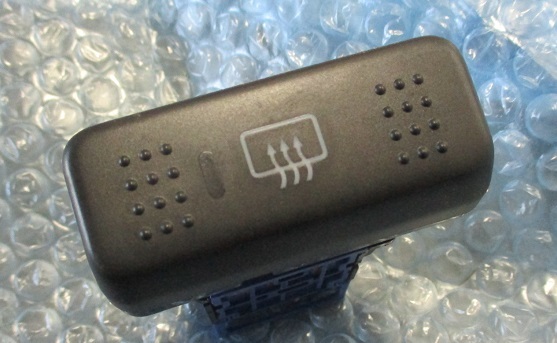 日産ブルーバード シルフィG10系QG10リアガラス熱線スイッチQNG10リヤTG10デフォッガFG10スイッチ部品取り車あります!!拍卖