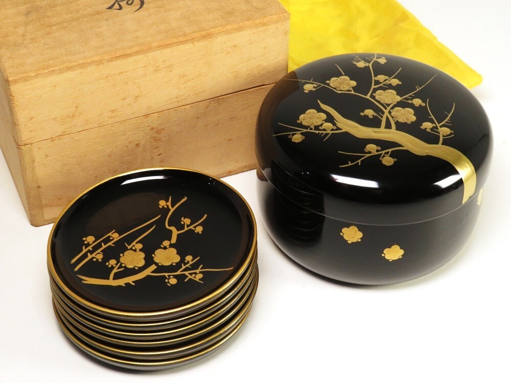【9978】お茶道具 黒地 梅図 蒔絵 菓子皿(初品・買取品)拍卖