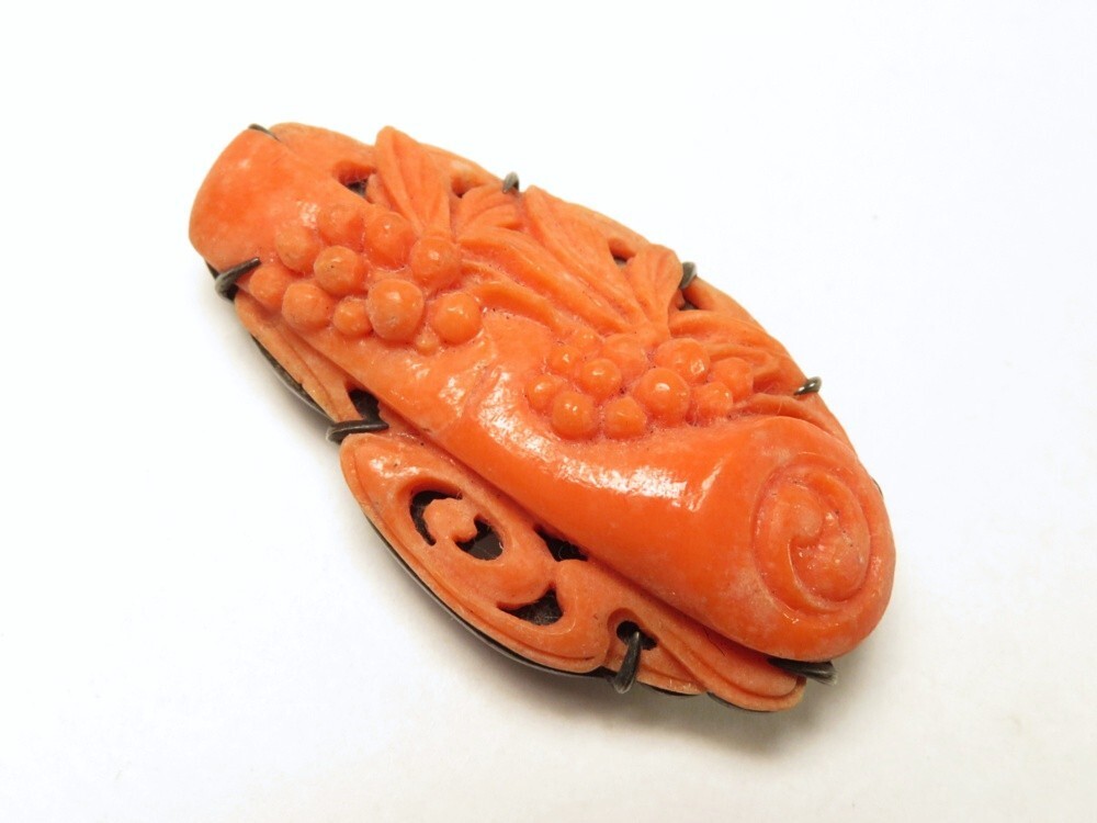 【10033】和装小物 大正・昭和 帯留め 珊瑚 瓦に果実(初品・買取品)拍卖
