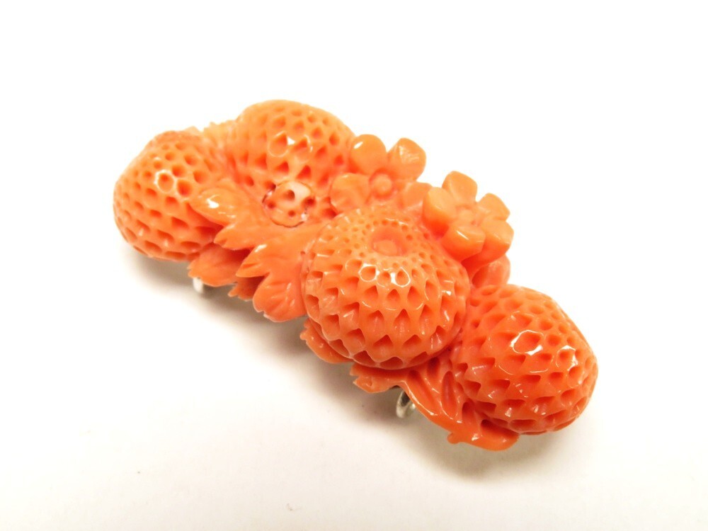 【10038】和装小物 大正・昭和 帯留め 珊瑚 菊彫(初品・買取品)拍卖