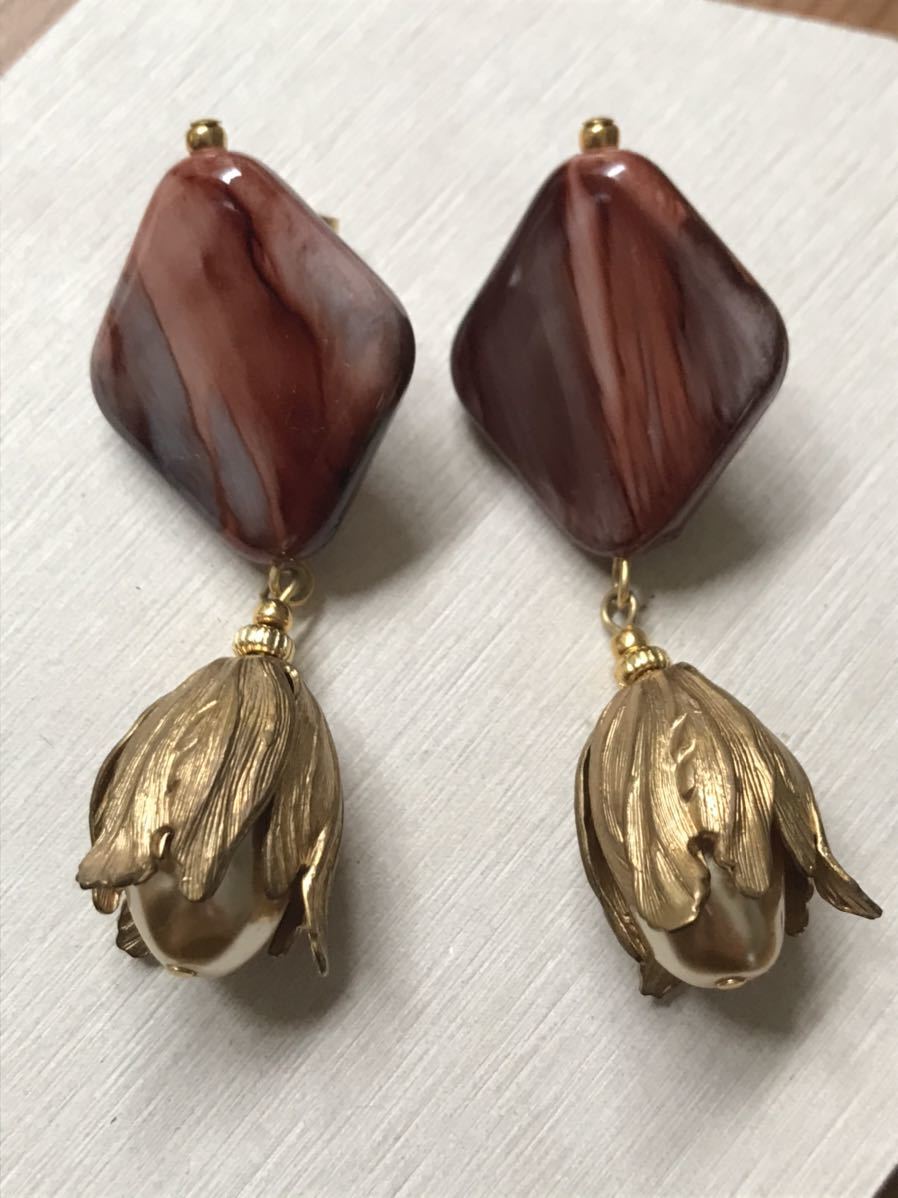 ヴィンテージビーズ 真鍮フラワーモチーフ ピアス 16KGPチタンポスト拍卖