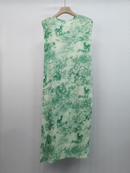 2504レディーストップスプリーツpleatsノースリーブワンピース肌触り弾力ドレープ性がいい大人可愛い肩包む素敵柄緑色拍卖