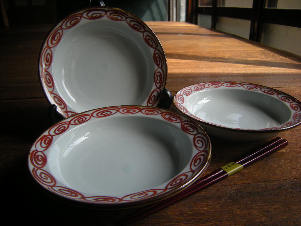 料亭うつわ◇現品限り【新品*廃番】赤絵 茶渕渦巻 円山皿 6寸(18㎝x4㎝)1枚から *掘り出し物*廃番商品*拍卖