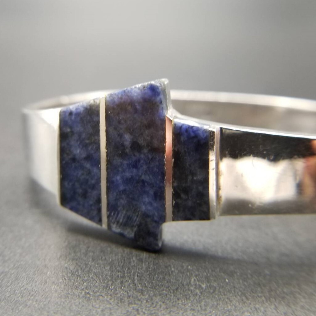 メキシコ 925 シルバー ソーダライト インレイ ラインカット ヴィンテージ ブレスレット 銀 モダンジュエリー 大ぶり 存在感 重厚感 8Y-P拍卖