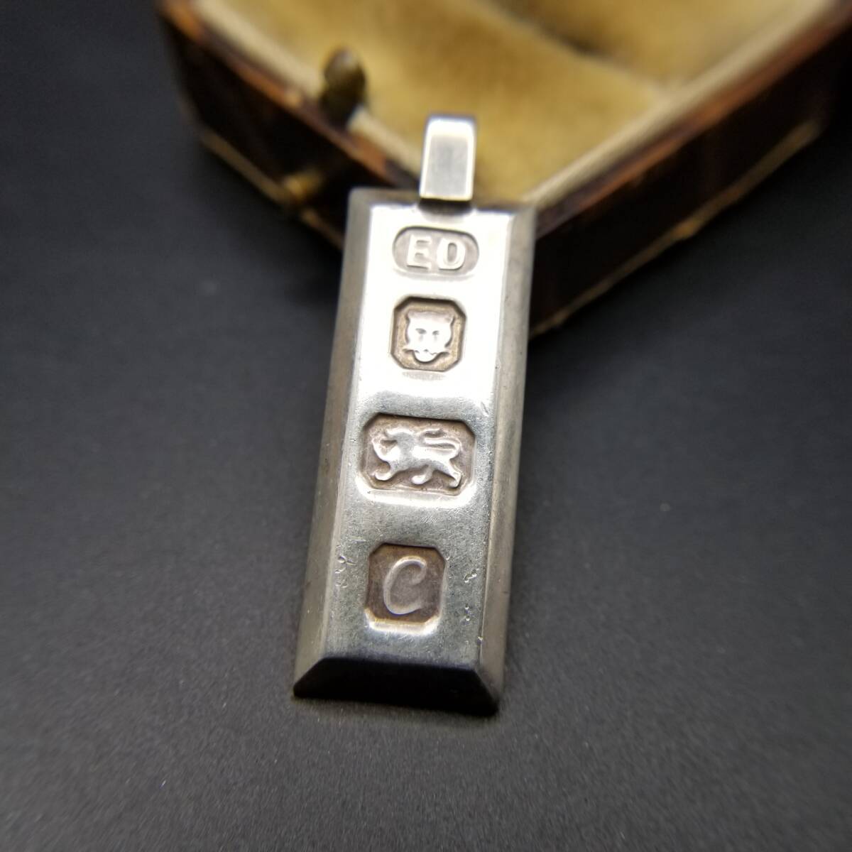 1977年 英国 ヴィンテージ 縦長 長方形バー 925 シルバー チャーム LONDON ホールマーク 銀 ペンダントヘッド Silver ingot Y22-I拍卖