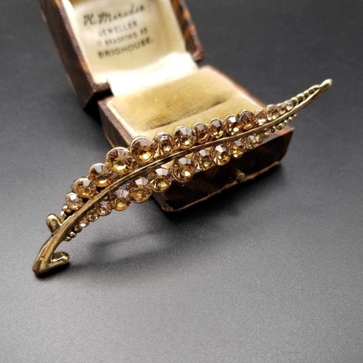 ペールオレンジ ラインストーン 煌めき リーフ ヴィンテージ フローラル ブローチ 葉っぱモチーフ 横長 上品 シンプルな存在感 Y22-H拍卖