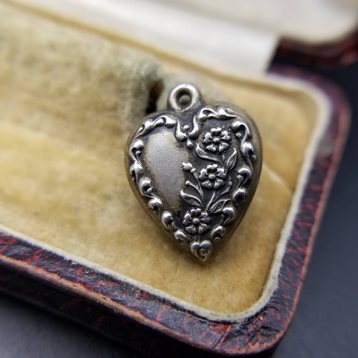WWII期 3輪の花 ヴィンテージ パフィーハート 925シルバー チャーム ペンダントヘッド フローラル ネーム彫金 Jeanne Sweet Heart Y22-E拍卖
