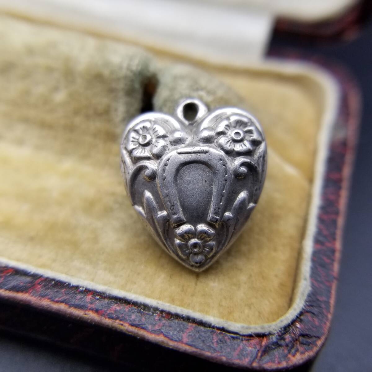WWII期 花とホースシュー ヴィンテージ パフィーハート 925 シルバー チャーム 銀 ペンダントヘッド フローラル 彫金 Sweet Heart Y22-E拍卖