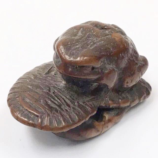 ☆☆ 根付師 正直 銘 時代 裏返った草鞋の上の蛙 根付 (箱無)拍卖
