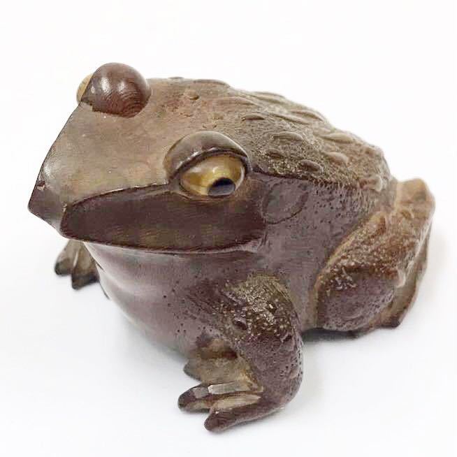 ☆☆ 時代 玉眼入 素晴らしい彫の 蛙 根付 (箱無)底蓋無拍卖