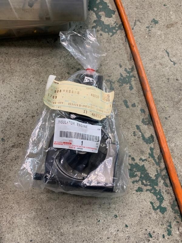 在庫希少!【未使用 トヨタ 純正】ウィッシュ 10系 エンジンマウンティングインシュレータ FR拍卖