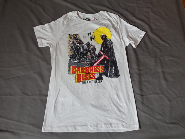 USA購入 FifthSun製 スターウォーズ【STARWARS】【THE FIRST ORDER DARKNESS RISES】ダースベイダーイラストTシャツUS L オフホワイト拍卖