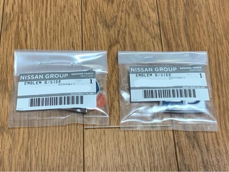 ●未使用 日産 R34 ER34 HR34 ENR34 スカイライン 純正 フロントフェンダー サイドエンブレム 左右セット★ NISSAN Side Front Emblem拍卖