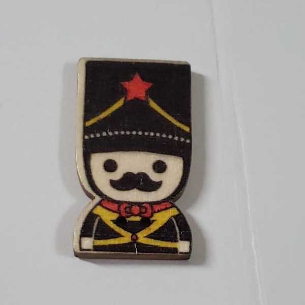 ハンドクラフトパーツ 兵隊さんの木製ボタン C-2拍卖