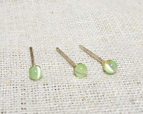 キャッツアイのように一本白い筋が入っている真丸ピアス<ライトグリーン>拍卖