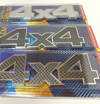 汎用4×4プラスチックエンブレム4WD ドレスアップ カスタム 外装 ステッカー シルバー ブラック カーボン ハスラー クロスビー ジムニー拍卖