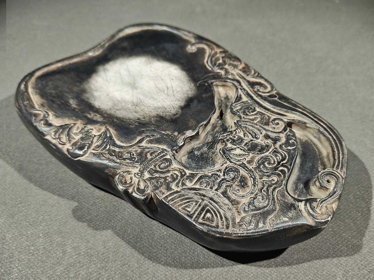 【瓏】老坑白端石彫 祥雲蝙蝠 福祿文房端渓硯 何凌漢銘 清時代 手彫り 文房四寶 書道具 中国古硯 古美術 蔵出拍卖