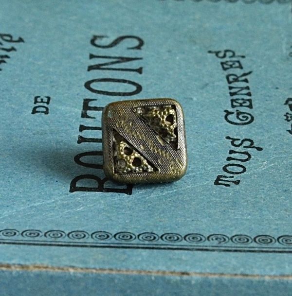 即決 タイニー スクエア メタルボタン 1個 縦横9x9mm ゴールド レース フランス輸入 アンティーク ヴィンテージ拍卖