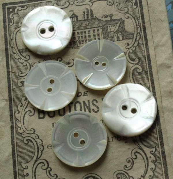 即決 シェルボタン 5個 φ18mm 花 彫り模様 浮き彫り模様 カット 素材 ハンドメイドパーツ フランス ヴィンテージ拍卖