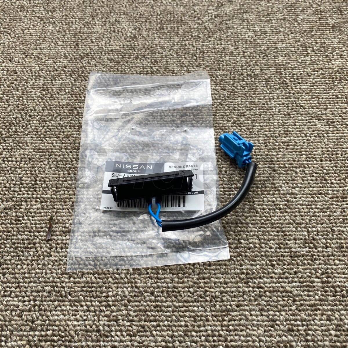 【新品】NISSAN 日産 R35 GT-R 純正 オープナースイッチ トランク ASSY Trunk Opener Switch ASSY拍卖